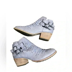 Caterpillar Cheyenne CAT Women’s Light Blue Leather Studded Booties size 7.5